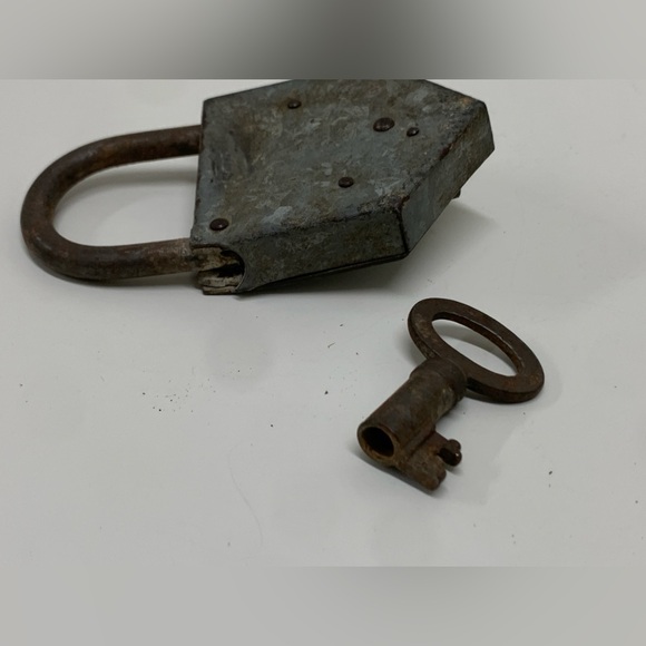 Vintage Angular Metal Heavy Duty Functional Padlock w/ Key - Picture 10 of 16